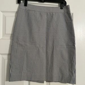 J Crew. Pencil Skirt. Seersucker. Blue/White Stripes. Size 2. NWOT.
